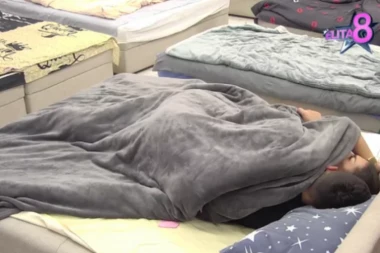 PEJA ŽELI DA SE POMIRI SA ENOM?! Pružio joj medveđi ZAGRLJAJ u krevetu - ona ostala ŠOKIRANA!