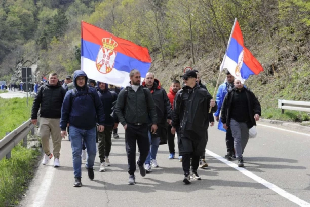 SRPSKA ATINA, TIHA VEĆINA! Vijori se SRPSKA TROBOJKA na putu ka Beogradu, uz snažnu motivaciju! (VIDEO)