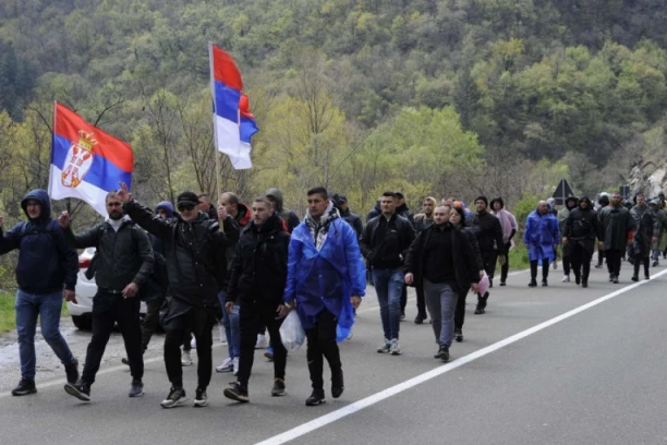 ČETVRTI DAN PEŠAČE KA BEOGRADU! Srpski junaci sa Kosova i Metohije krenuli iz Čačka ka Gornjem Milanovcu!