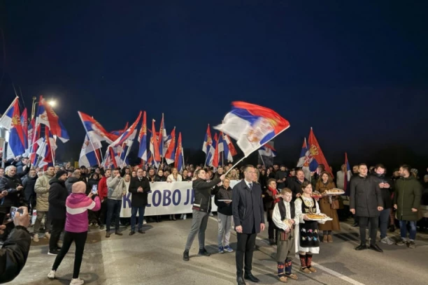 HEROJI SA KOSOVA STIŽU U KRALJEVO: Kažu da nema predaje i odustajanja, "SVUDA NAS POZDRAVLJAJU, DAJU OSVEŽENJE I OBROK" (FOTO/VIDEO)