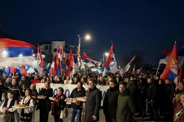 ALEKSANDAR IZ ZVEČANA JE MLADI HEROJ KOJI PEŠAČI DO BEOGRADA: "Jedno veliko hvala našem predsedniku Vučiću koji je UVEK UZ NAS"