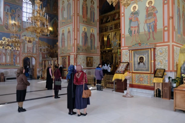 KRAĐA U SVETINJI USRED PETROVSKOG POSTA: Ušla je u crkvu, pokupila novac s ikona i otišla, nije se ni prekrstila (VIDEO)