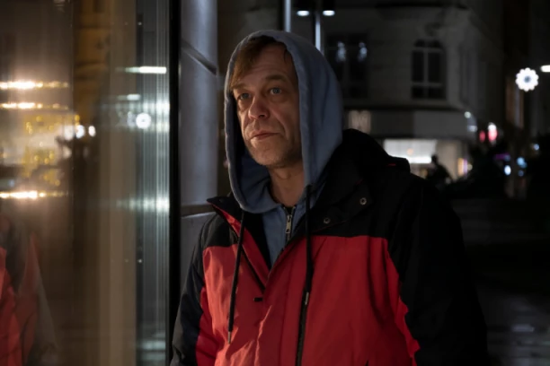 DEJANU JE PRIŠAO "KLOŠAR" I TRAŽIO NOVAC ZA PIĆE, a onda je slučajno čuo za patnju našeg doktora: Tajno mu je pomogao, a kada je saznao ko je prosjak ostao je bez reči