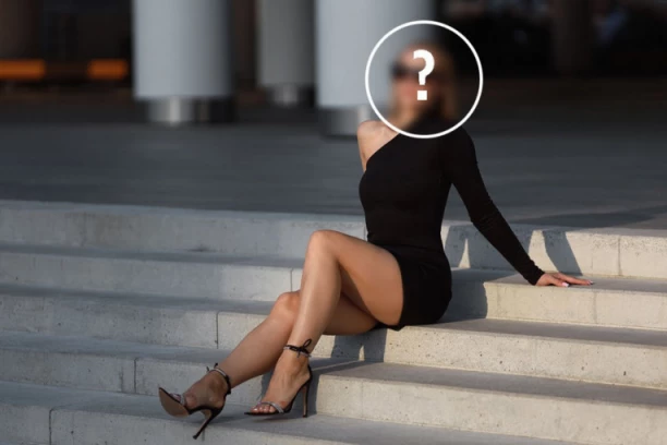 NEPRKLADNO ODEVENA ISPRED JEDNE OD NAJVEĆIH SVETINJA, VODITELJKA UVREDILA VERNIKE: Neprikladan prizor izazvao buru na društvenim mrežama