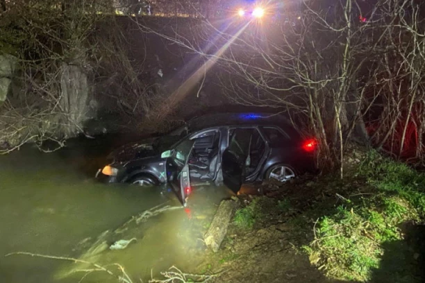 UŽAS KOD SJENICE! Vozilo sa ženama i malom decom sletelo u reku! (FOTO)