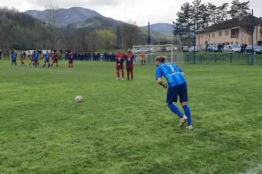 POTVRDA KVALITETNOG FUDBALA: Oko 300 navijača ispratilo je meč Međuopštinske lige! (FOTO GALERIJA)