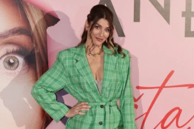 ĆERKA GAGIJA JOVANOVIĆA NIKAD PROVOKATIVNIJA! Dekolte do pupka otkrio previše, mreže gore od njenog vitkog tela samo nekoliko meseci posle porođaja! (FOTO)