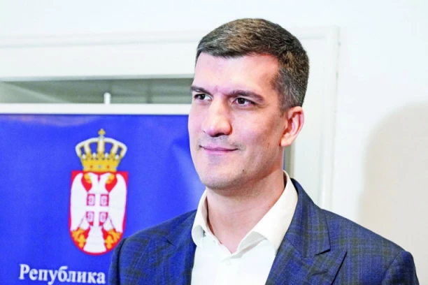 OKUPATORI NE BIRAJU, VEĆ UDARAJU NA SVE ŠTO JE SRPSKO! Marko Kešelj oštro reagovao na sramno ponašanje tzv. kosovske policije u Leposaviću!