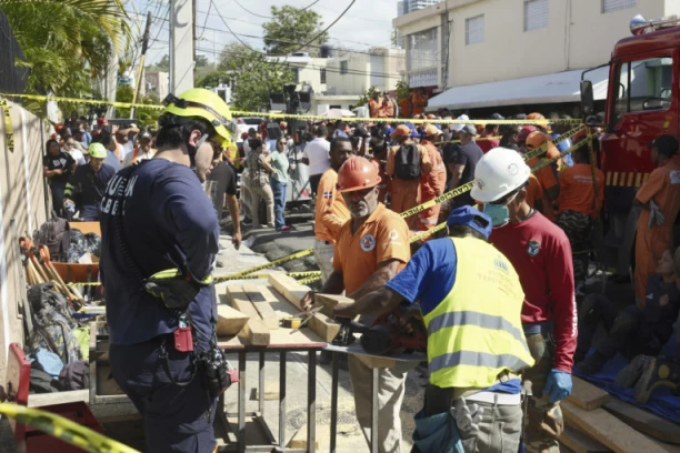 ČUVENI PEVAČ PEVAO ISPOD RUŠEVINA DA BI GA SPASIOCI LAKŠE LOCIRALI! Dramatična akcija spasavanja u toku!