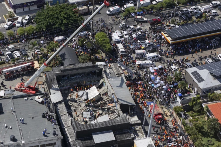 JEZIVI PRIZORI NAKON TRAGEDIJE! Izvučeno 44 tela iz kluba smrti, porodice van sebe!