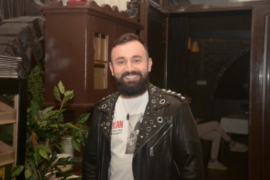 NAŠ PEVAČ ŽESTOKO OPLEO PO JAVNOSTI: "Voleo bih da budete više zainteresovani"! (VIDEO)