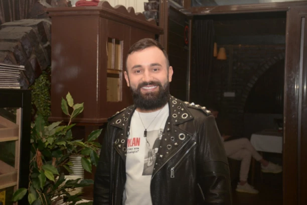 NAŠ PEVAČ ŽESTOKO OPLEO PO JAVNOSTI: "Voleo bih da budete više zainteresovani"! (VIDEO)