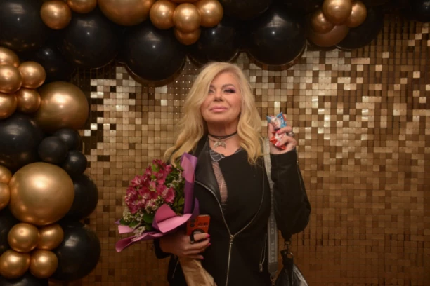 SVE OČI SU UPRTE U NJEN DEKOLTE! POZNATA pevačica na pragu SEDME DECENIJE, sa paukom na grudima MAMI UZDAHE SVIH LJUDI! (VIDEO)