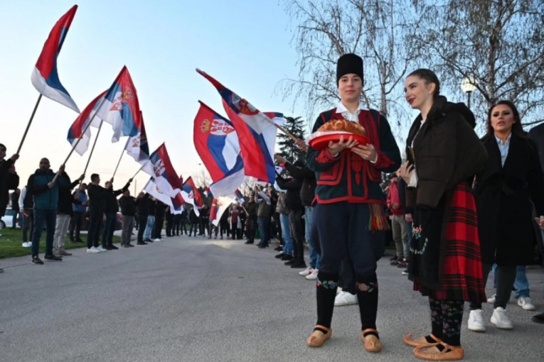 SRBI SA KOSOVA STIGLI DO PRELJINE! Meštani im priredili veličanstven doček: GRMI "KOSOVO JE SRCE SRBIJE", VIJORE SE TROBOJKE! (FOTO)