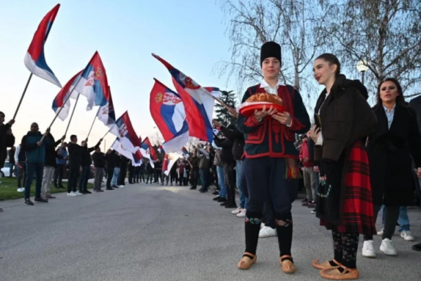 SRBI SA KOSOVA STIGLI DO PRELJINE! Meštani im priredili veličanstven doček: GRMI "KOSOVO JE SRCE SRBIJE", VIJORE SE TROBOJKE! (FOTO)