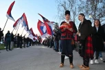 SRBI SA KOSOVA STIGLI DO PRELJINE! Meštani im priredili veličanstven doček: GRMI "KOSOVO JE SRCE SRBIJE", VIJORE SE TROBOJKE! (FOTO)