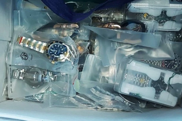 PRODAVAO FALŠ SATOVE ROLEKS PREKO DRUŠTVENIH MREŽA! Uhapšen mladić u Beogradu: Policija mu u stanu pronašla robu vrednu preko 3 MILIONA! (FOTO)