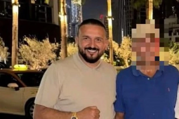 ORGANIZATOR MILIONSKOG SLAVLJA U DUBAIJU U DRUŠTVU KUMA JOCE AMSTERDAMA! Procurila fotka s kontroverznim biznismenom! (FOTO)