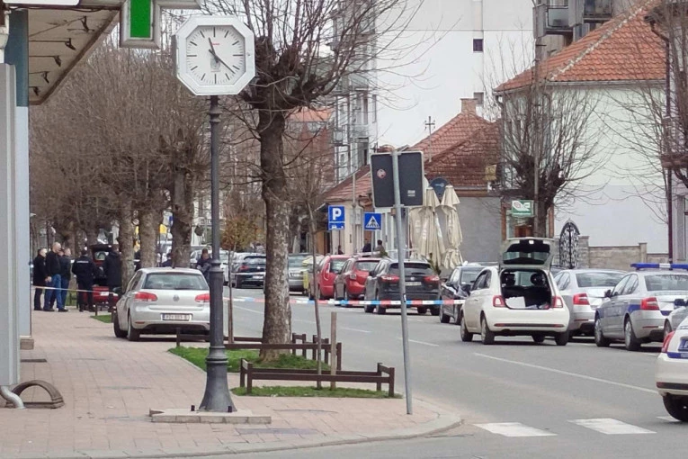 PRVE SLIKE SA MESTA JEZIVOG POKUŠAJA SAMOUBISTVA U KOSJERIĆU! Oteo policajki pištolj, pa pucao sebi u glavu! (FOTO)
