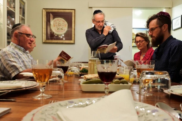 NAUČNICI TVRDE DA LJUDI KOJI TO PRAKTIKUJU ŽIVE 10 GODINA DUŽE: Ovaj verski običaj star je hiljadama godina, a donosi dobrobit