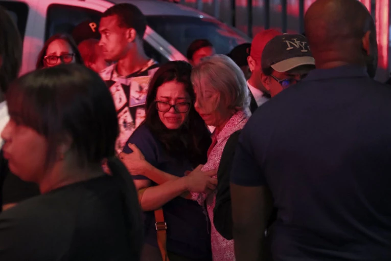 STRAVIČNI SNIMCI IZ DISKOTEKE SMRTI! Kamere zabeležile momenat kada je ćerka shvatila da joj je OTAC MRTAV! (VIDEO)