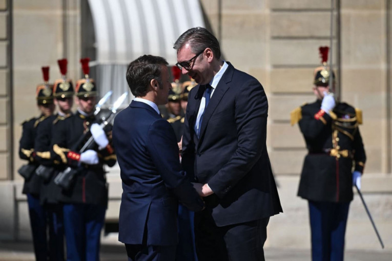 SUSRET I POZDRAV DVA DOBRA PRIJATELJA! Makron dočekao predsednika Vučića, u toku radni ručak u čast srpskog predsednika! (FOTO)