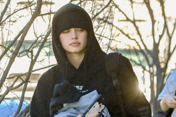 SVI ZANEMELI KAD SU VIDELI ĆERKU BREDA PITA I ANĐELINE DŽOLI! Nekad je htela da bude dečak, a sada je ponovo šokirala! (FOTO)