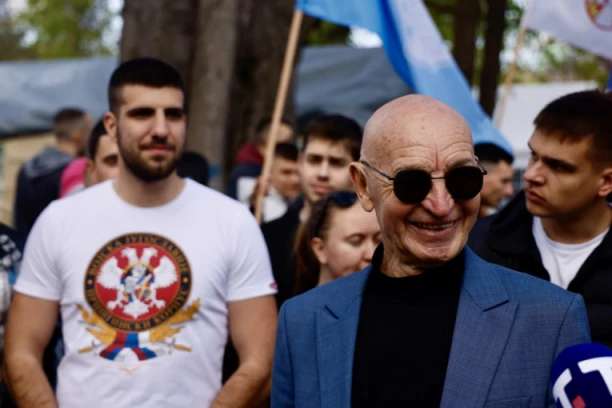 "SVI SMO ZNALI ŠTA BRANIMO"! Učesnik bitke na Košarama Dragutin Dimčevski posetio studente koji žele da uče!