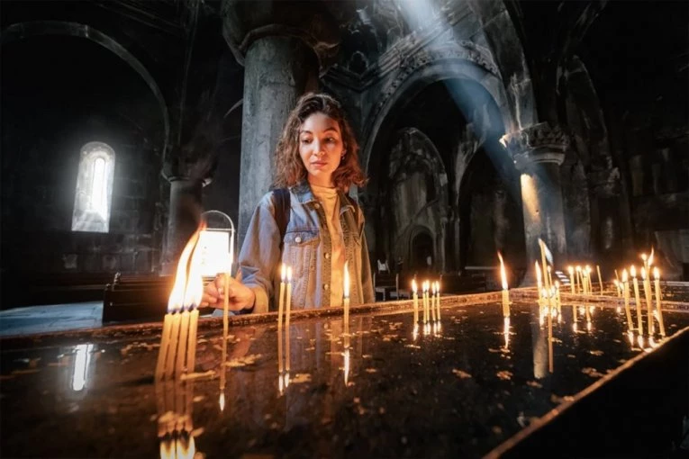 DA LI SE SVEĆE PALE PRVO ZA ŽIVE ILI UPOKOJENE: Otac Dragan rešio veliku dilemu vernika i orkrio ono što malo ko zna