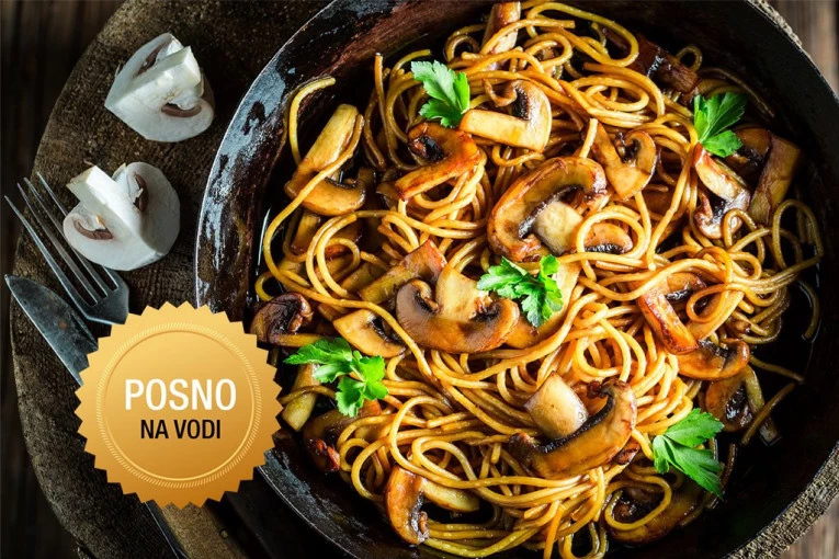 BRZ, UKUSAN I ZDRAV POSNI RUČAK NA VODI: Špageti sa spanaćem, pečurkama i tajnim sastojkom koji im daje savršen ukus