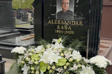 POTRESNA SCENA NA GROBU SAŠE POPOVIĆA: Položen VENAC, a ovaj detalj RAZARA DUŠU! (GALERIJA)