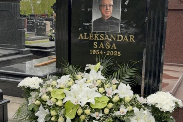 POTRESNA SCENA NA GROBU SAŠE POPOVIĆA: Položen VENAC, a ovaj detalj RAZARA DUŠU! (GALERIJA)