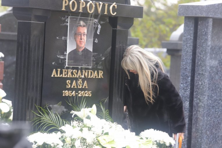 Suzana Jovanović na grobu Saše Popovića