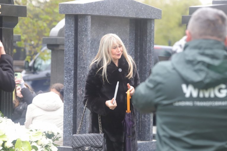 Suzana Jovanović na grobu Saše Popovića