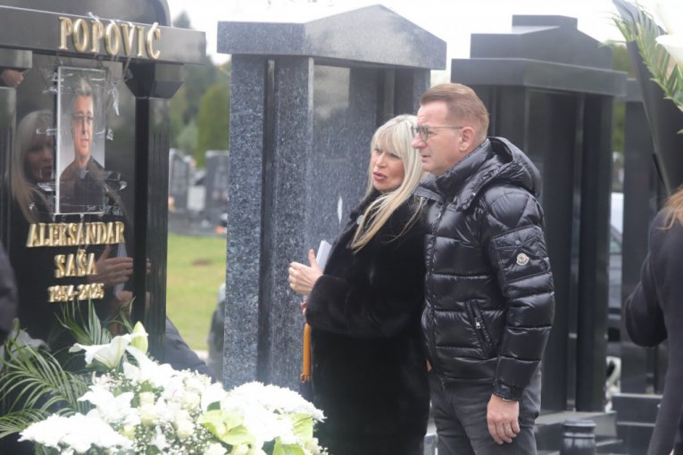 Suzana Jovanović na grobu Saše Popovića