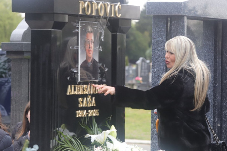 Suzana Jovanović na grobu Saše Popovića