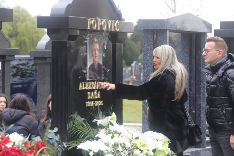 Suzana Jovanović na grobu Saše Popovića
