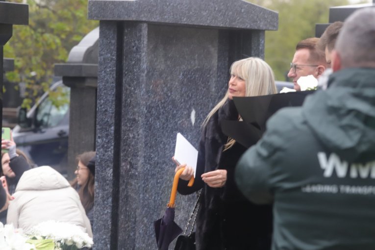 Suzana Jovanović na grobu Saše Popovića