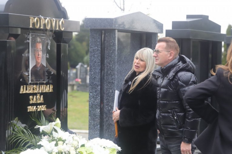 Suzana Jovanović na grobu Saše Popovića