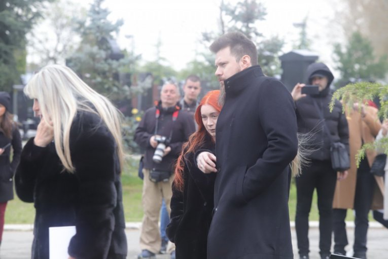 Suzana Jovanović na grobu Saše Popovića