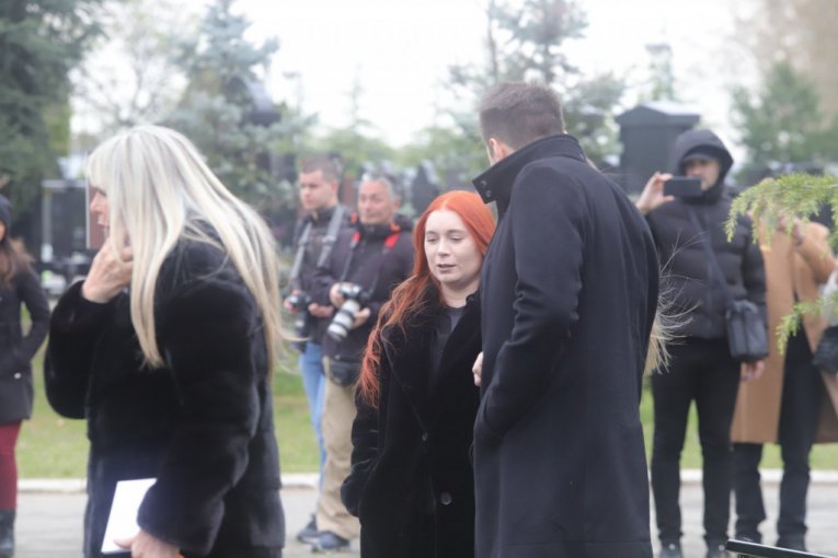 Suzana Jovanović na grobu Saše Popovića