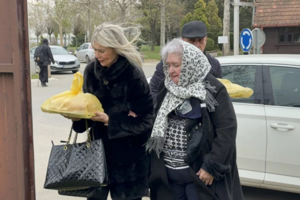 NAJTUŽNIJI PRIZOR NA BEŽANIJSKOM GROBLJU! Rođena sestra Saše Popovića stigla na pomen, Suzana je sve vreme pridržava! (VIDEO)