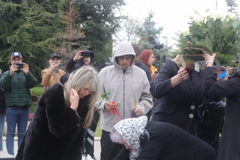 Keba i Igor Kojić na pomenu Saši Popoviću