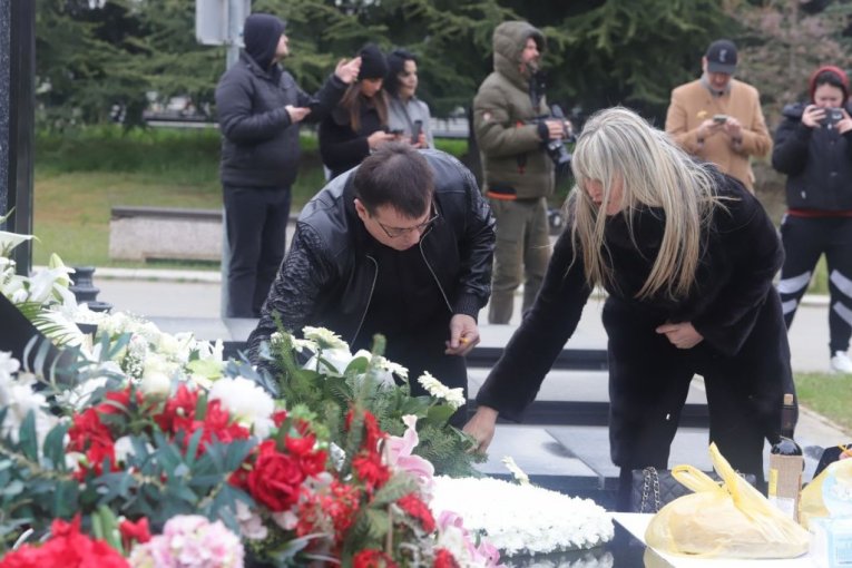 Keba i Igor Kojić na pomenu Saši Popoviću