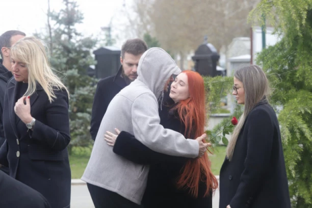 GRANDOVCI STIGLI NA POMEN SAŠI POPOVIĆU! Voditeljke neme od tuge, Keba sa sinom teši utučenu porodicu! (VIDEO)