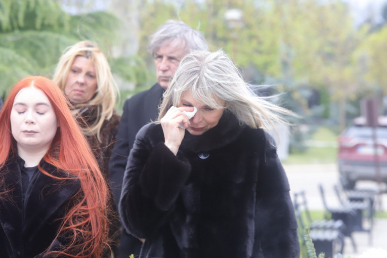 Suzana Jovanović na grobu Saše Popovića