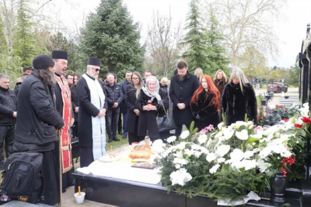 GOVOR SVEŠTENIKA SLOMIO SUZANU JOVANOVIĆ: Emotivna scena na pomenu Saše Popovića ledi krv u žilama! (GALERIJA)