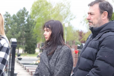 VODITELJKA JEDVA STOJI NA NOGAMA NA POMENU SAŠI POPOVIĆU! Supruga direktora "Granda" neutešna! (VIDEO)