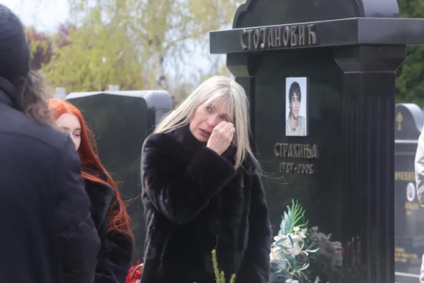 OVO JE MISTERIOZNA ŽENA KOJA JE STIGLA NA POMEN PRE SUZANE: Otkrila u kakvom je STANJU udovica Saše Popovića (VIDEO)