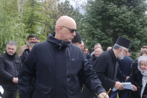 SUPRUG VIKI MILJKOVIĆ NA POMENU SAŠI POPOVIĆU! Nem od tuge i bola nakon PORODIČNE TRAGEDIJE! (VIDEO)